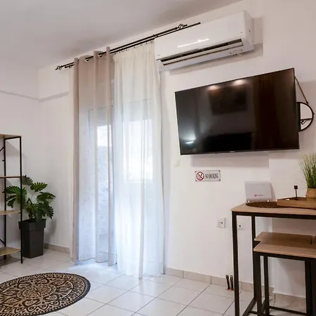 Elenis Modern